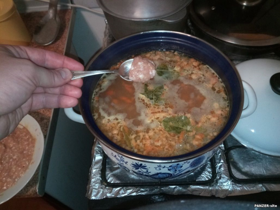 суп с фрикадельками и манной крупой. yIAAAgFdG A 960. суп с фрикадельками и манной крупой фото. суп с фрикадельками и манной крупой-yIAAAgFdG A 960. картинка суп с фрикадельками и манной крупой. картинка yIAAAgFdG A 960. Шарики из рубленого мяса или, как их еще называют, фрикадельки, это фактически международное блюдо. В каждой кухне мира найдется несколько фирменных блюд, которые дополняют рыбные или мясные комочки. Чаще всего они входят в состав супа, но есть рецепты, где фрикадельки отдельно тушатся в соусе, а потом подаются к гарниру.
