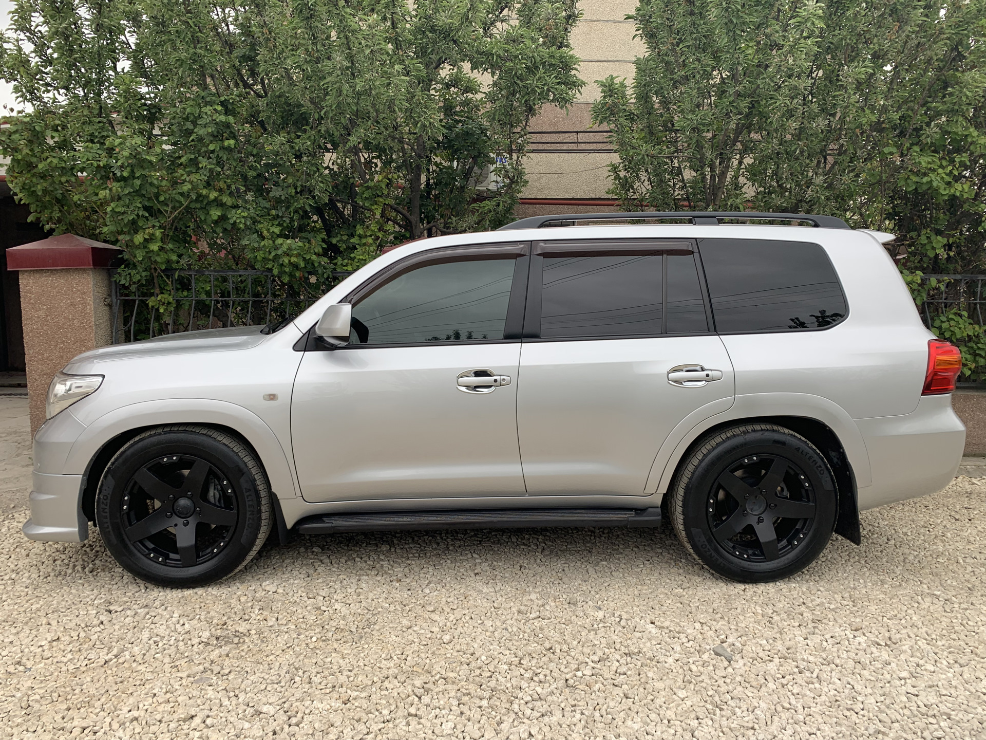 Диски крузер. Toyota Land Cruiser 200 Wheels. Toyota Land Cruiser 200 диски. Toyota Land Cruiser 200 на 22 дисках. Колеса на Toyota Land Cruiser 200.