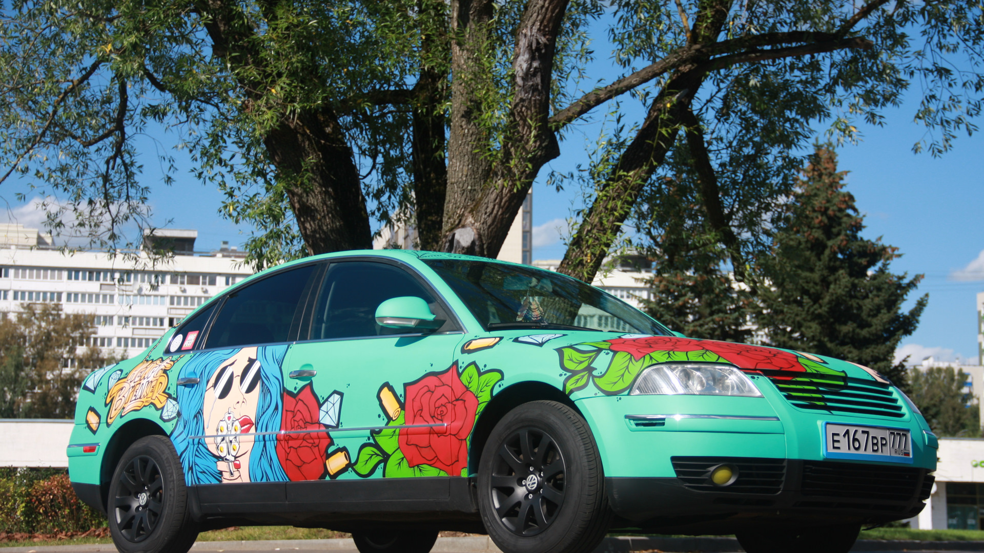 Украшение машины на 9 мая. Машина обклеенная стикерами. Как разукрасить машину. Разрисованная машина. Разрисованная машина.