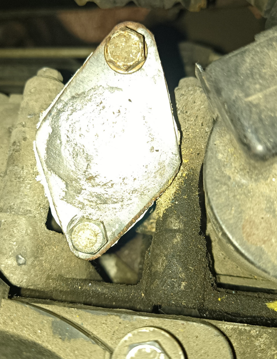 Заглушка на ЕГР. Смазку немного выдавило по периметру. И видно куда сифонило выхлопом. — Ford Galaxy (Mk III)