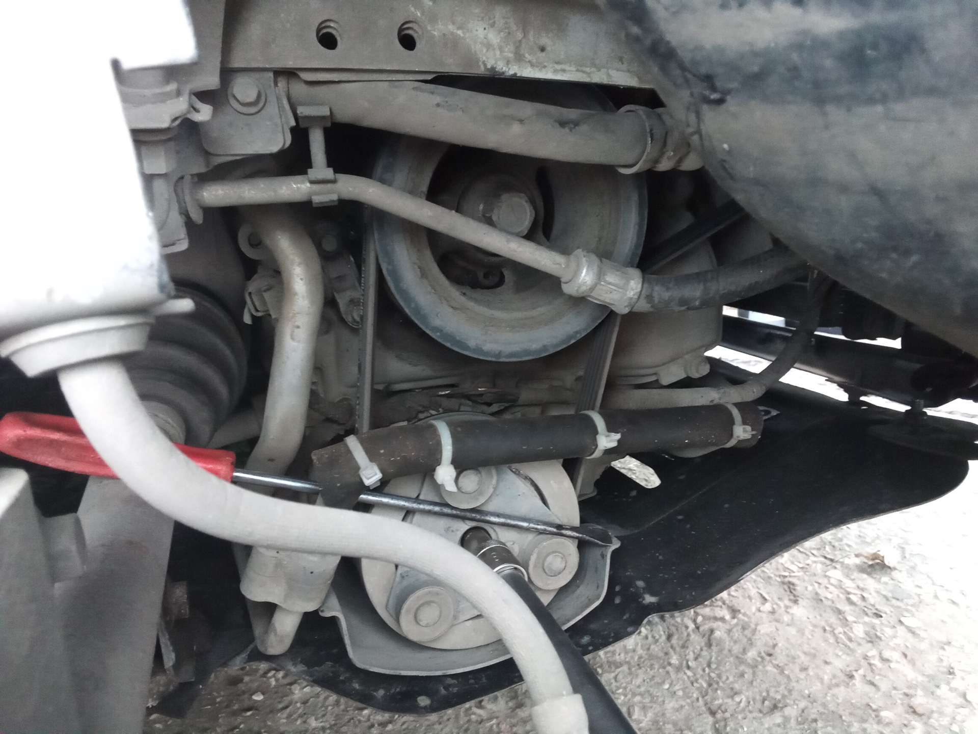 Замена подшипника кондиционера — Ford Focus Hatchback II, 1,8 л, 2010 ...