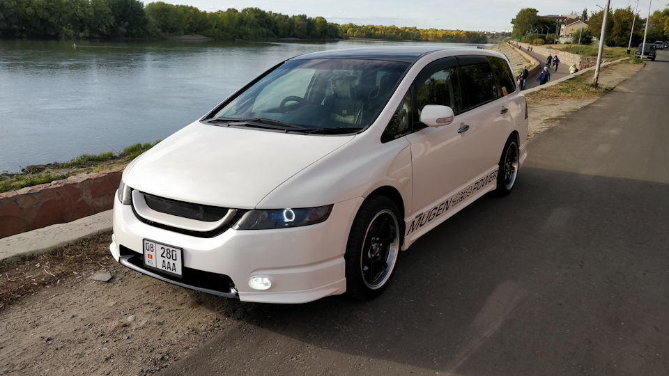 Хонда одиссей иркутск. Honda Odyssey rb1. Honda Odyssey rb1 rb2. Honda Odyssey rb1 absolute. Одиссей rb1 Абсолют диски.