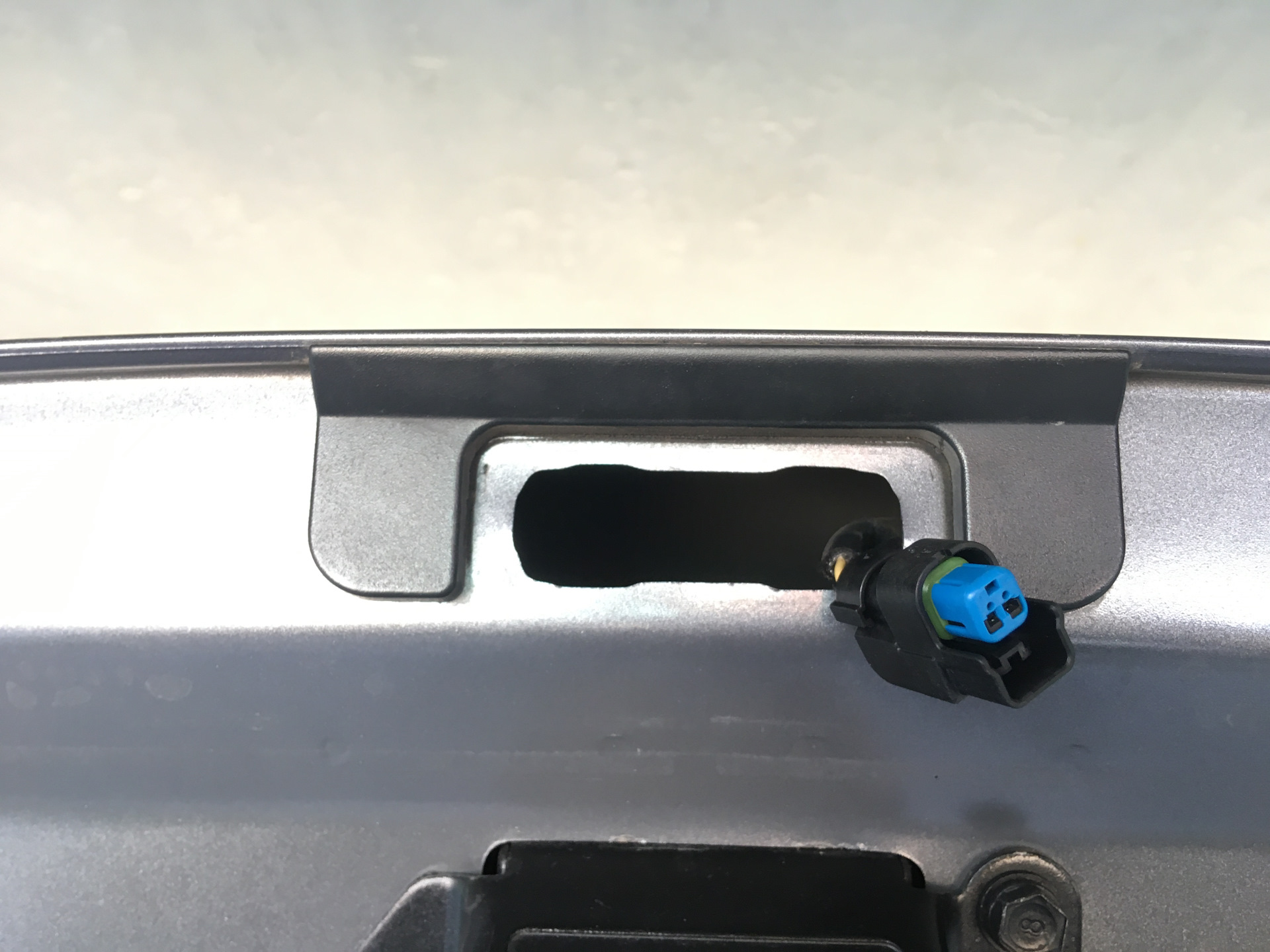 Кнопка багажника hyundai creta. Концевик багажника Hyundai i30. Кнопка открытия двери багажника Hyundai i30. Кнопка открывания багажника Хендай i30.