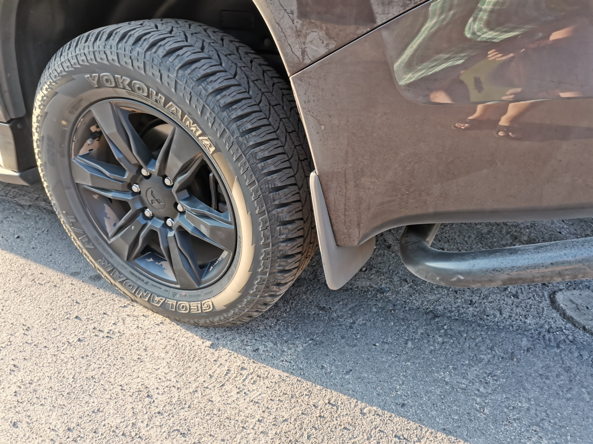 Брызговик передний мицубиси паджеро спорт 2. Брызговики mitsubishi pajero sport 3. Mitsubishi pajero 2017 брызговики передние. Передние брызговики паджеро спорт 3. Брызговики паджеро 4.