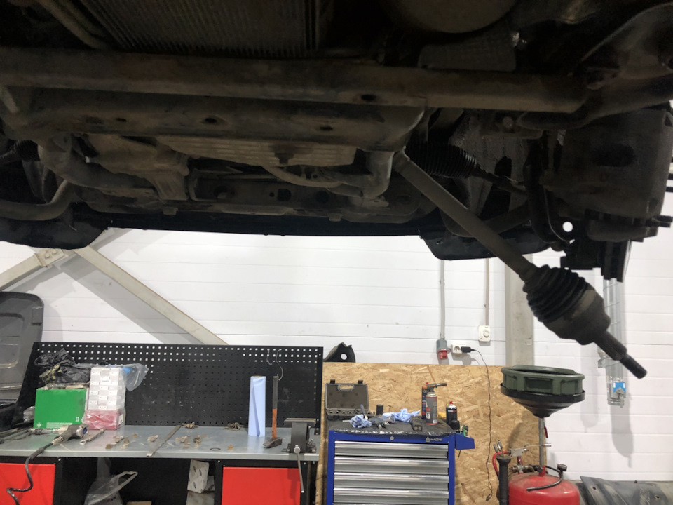 Замена задних сайлентблоков передних рычагов — Jeep Grand Cherokee (WK2 ...