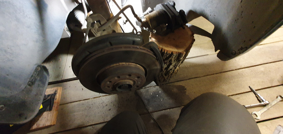 Скрежет в правом переднем колесе, попал камень в суппорт. — Volkswagen ...