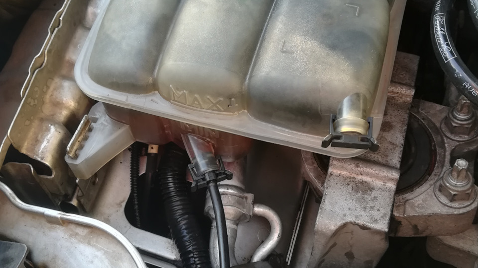 Воздух в расширительном бачке — Ford Focus III Wagon, 1,6 л, 2013 года ...