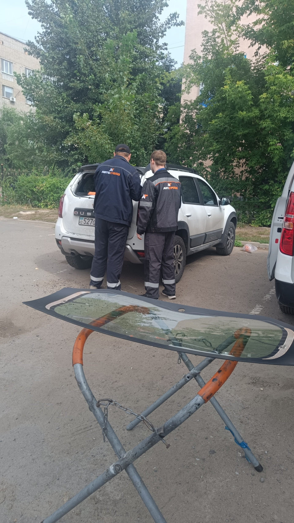 Треснуло заднее лобовое — Renault Duster (1G), 2 л, 2020 года ...