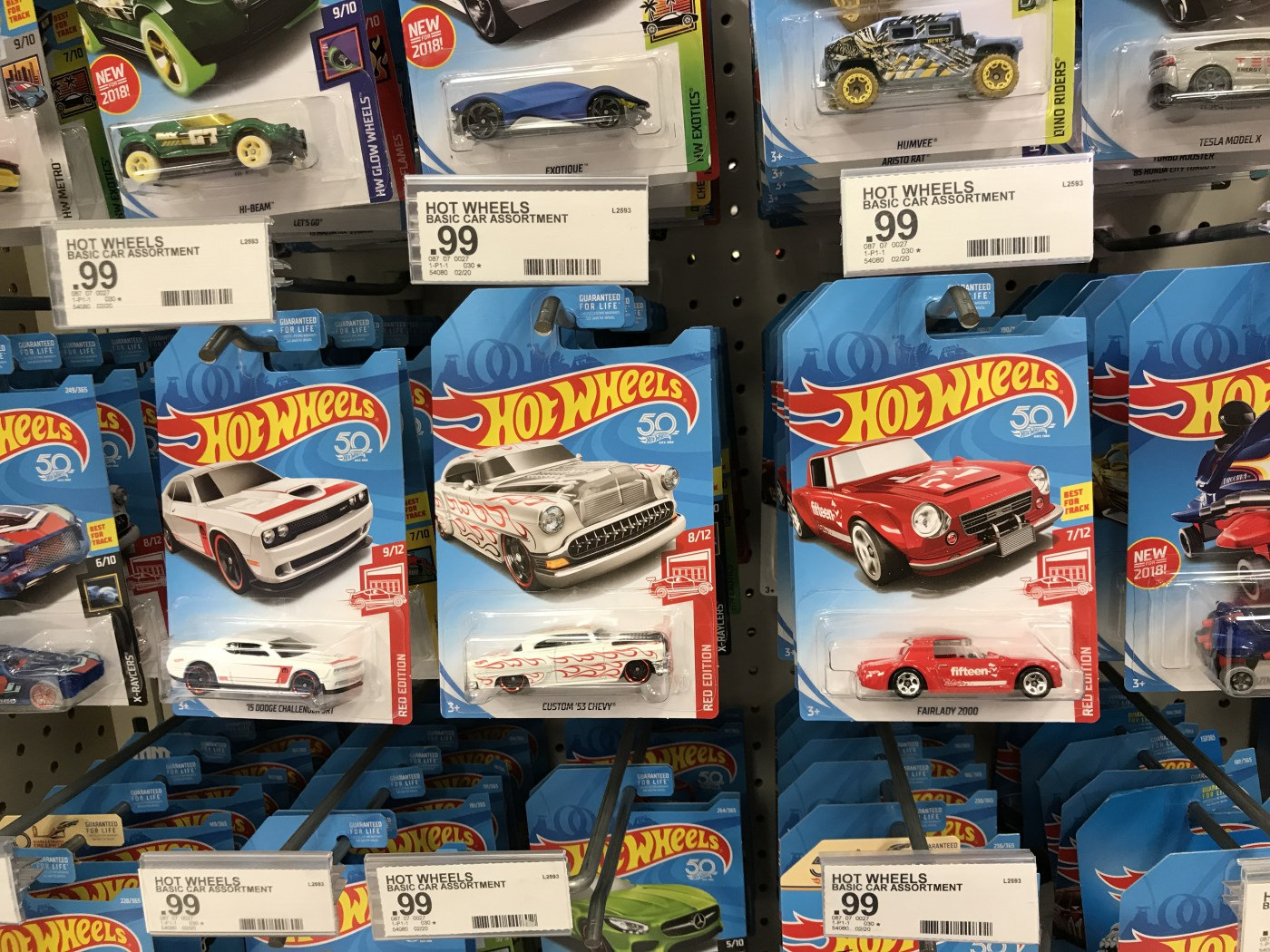 Включи машинки hot. Hot Wheels Skoda. Витрина для хот Вилс. Витрина в магазине hot Wheels. Hot Wheels в 1 коробке.