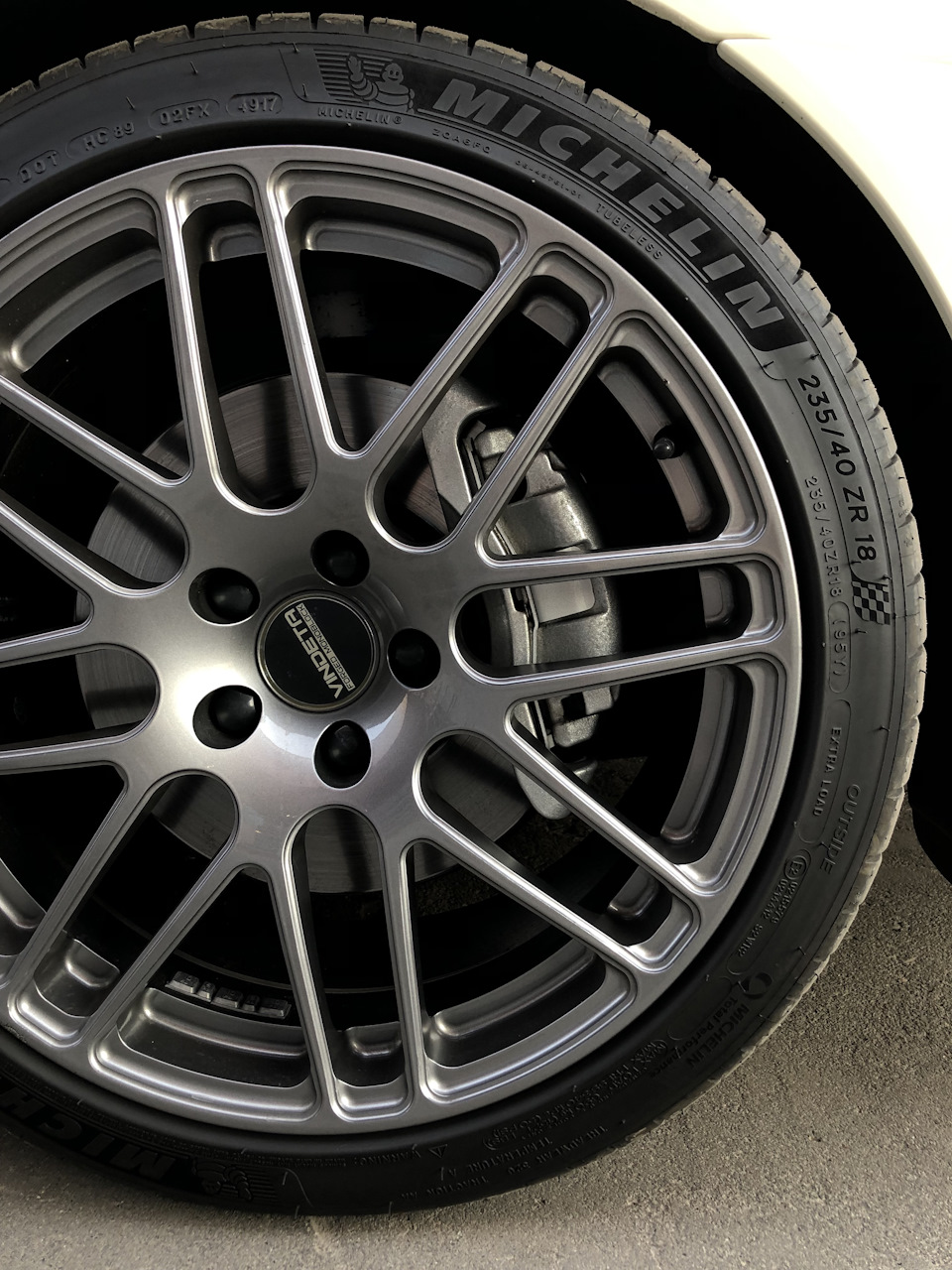 Покрашенные порошком суппорта, несколько лет назад, сохраняют свой вид. Хоть лак на них и с трещинами, которые были сразу с момента покраски, но всё держится и выглядит нормально. — Saab 9-3 (2G)