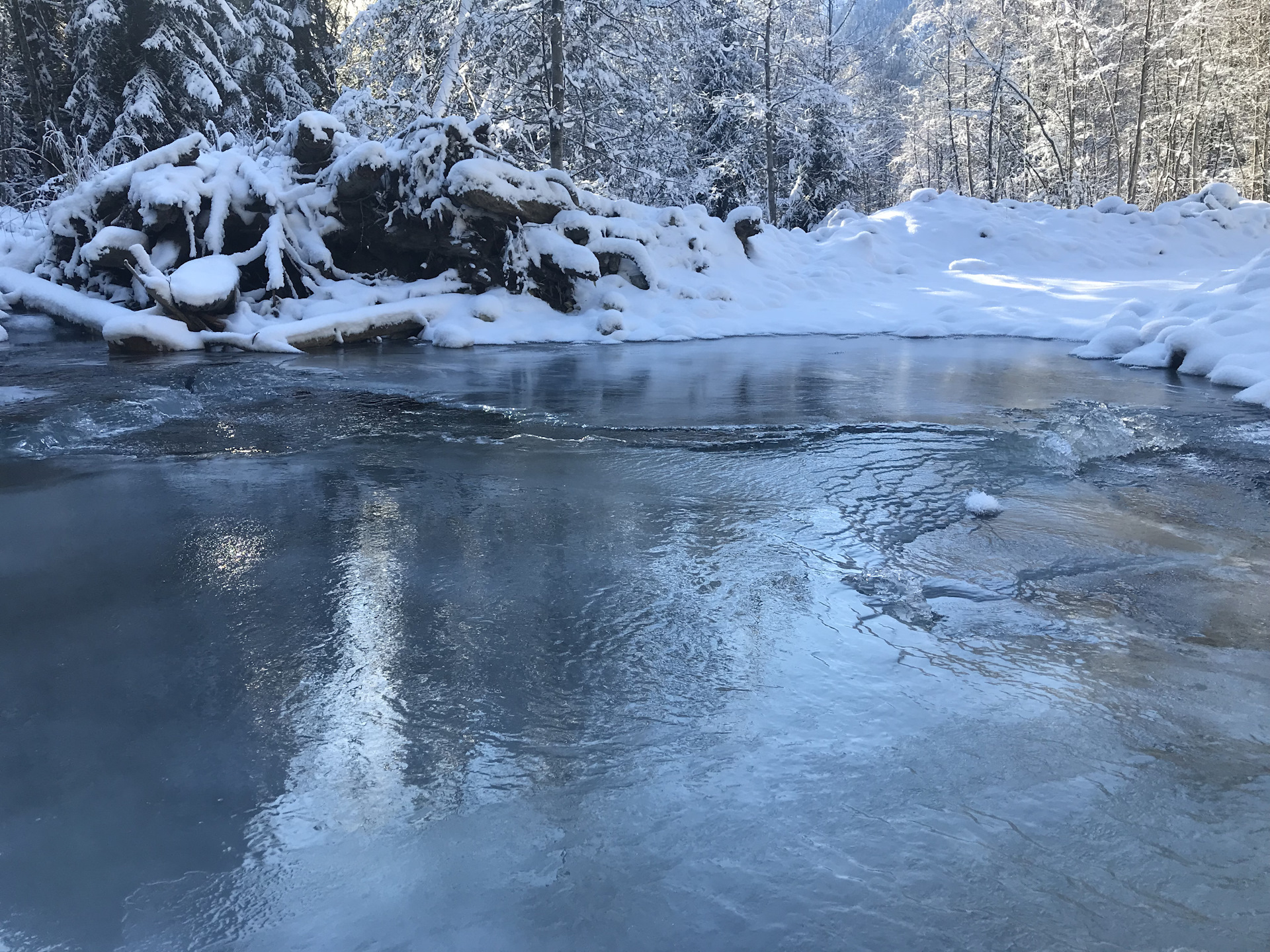 Горные реки замерзают