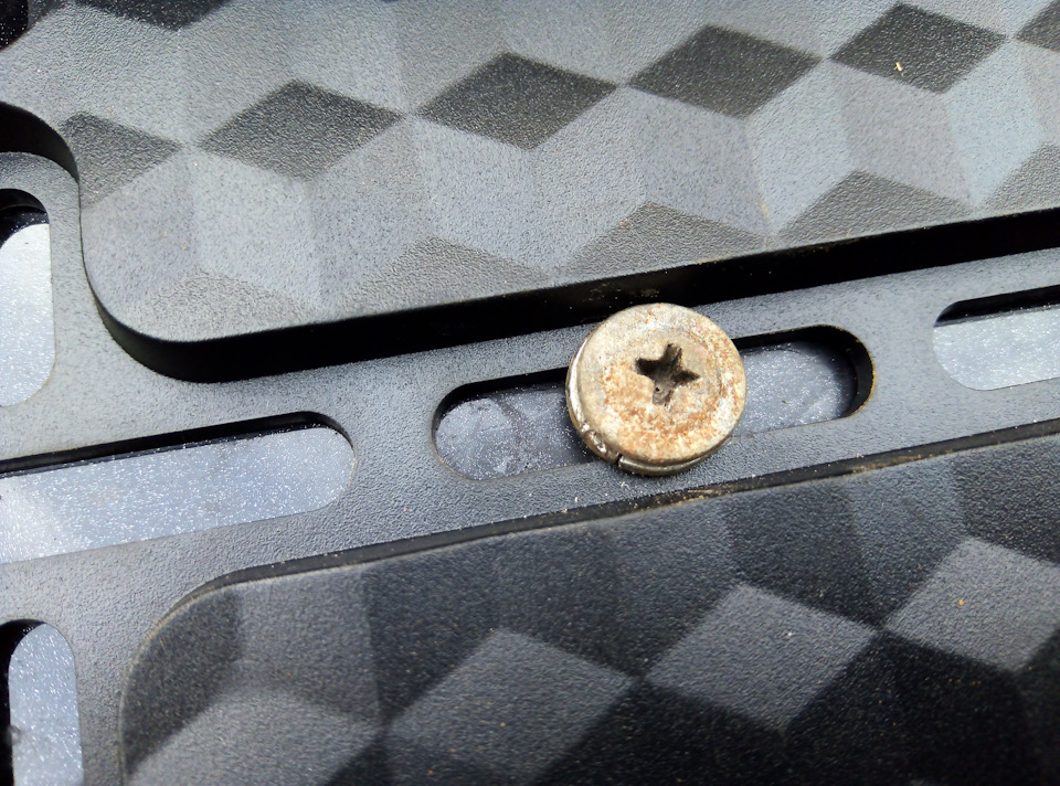 Сначала закрепил рамку вот так. Но сразу же переделал. Подложил под шляпку самореза полоску побольше, шайбой если делать, то хуже держится… Сфоткать забыл сей момент!( Но получилось супер! Держится отлично! — Hyundai Accent (2G)