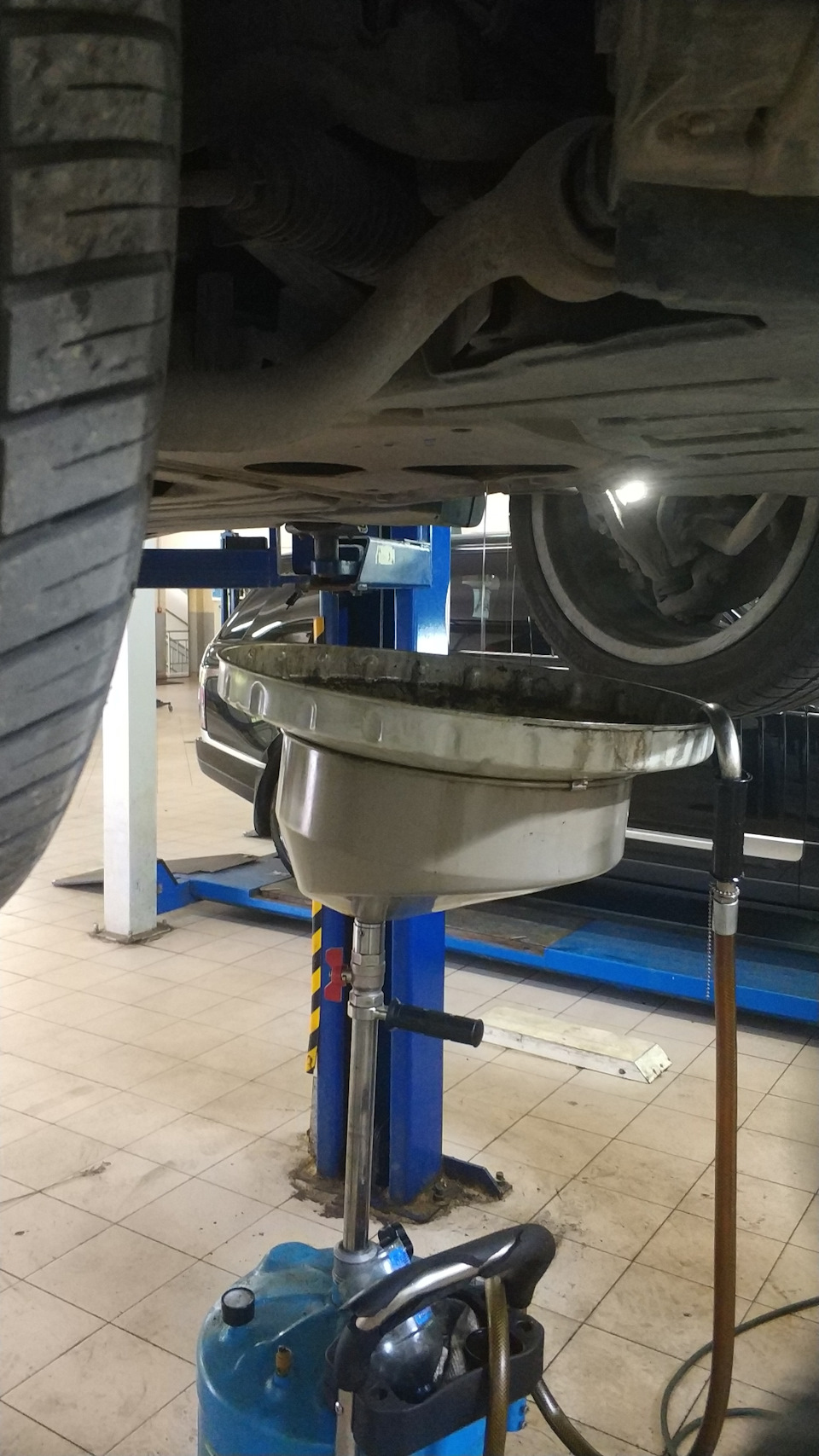 Замена масла в переднем редукторе — BMW X5 (E70), 3 л, 2011 года ...