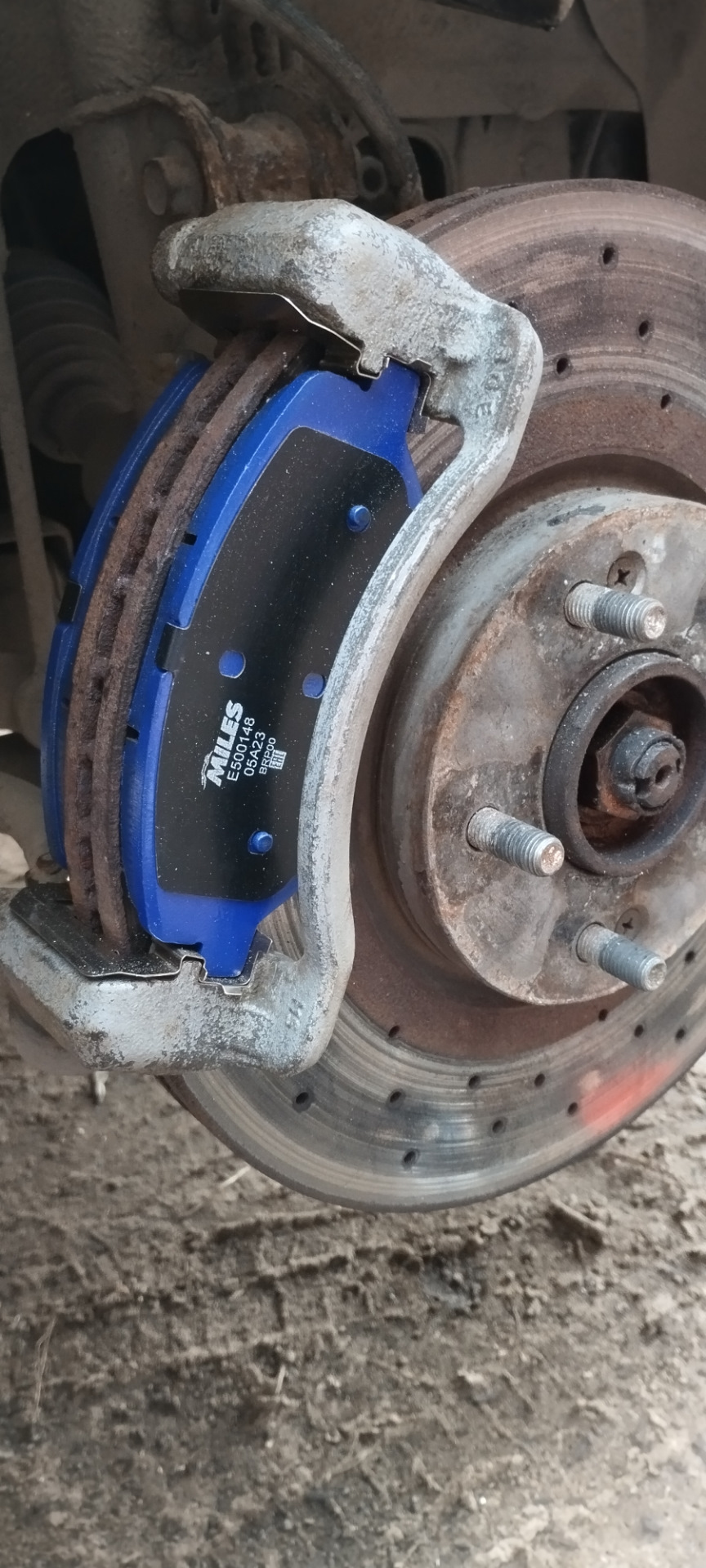 Прочистить отверстия OZ ещё комплект колодок должны отходить — Hyundai Santa Fe (3G). Запчасти на фото: E500148