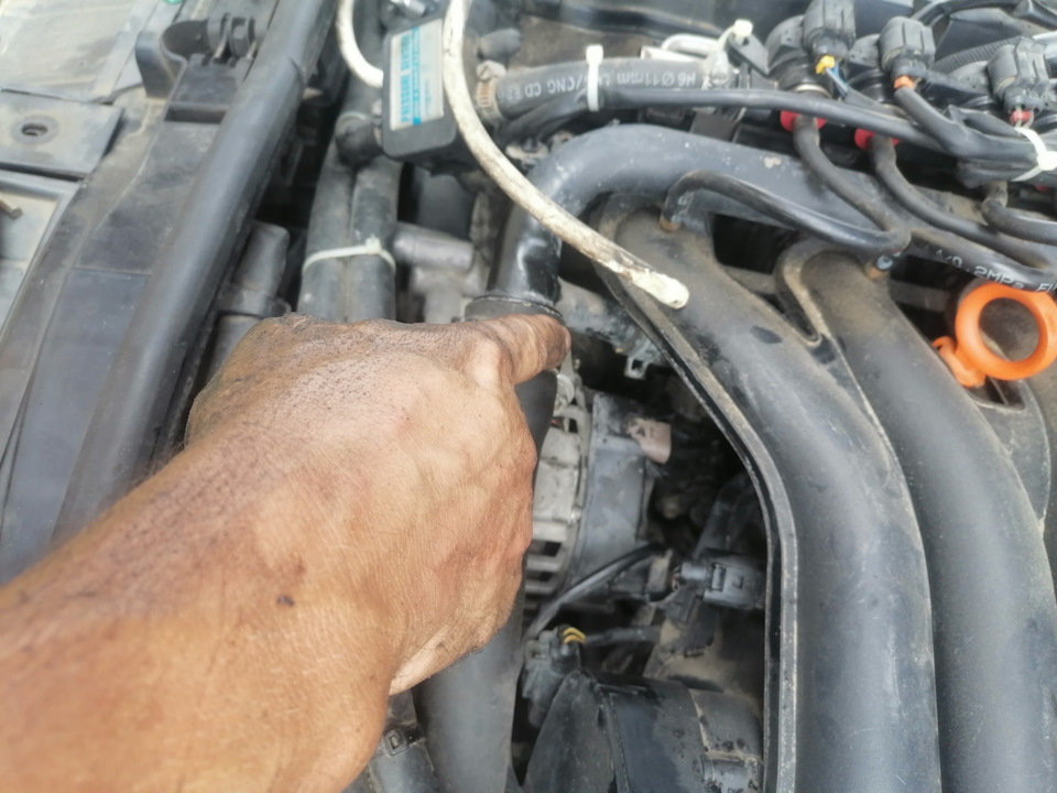 Сказ о том как поменять патрубок рециркуляции картерных газов за 5 мин ...