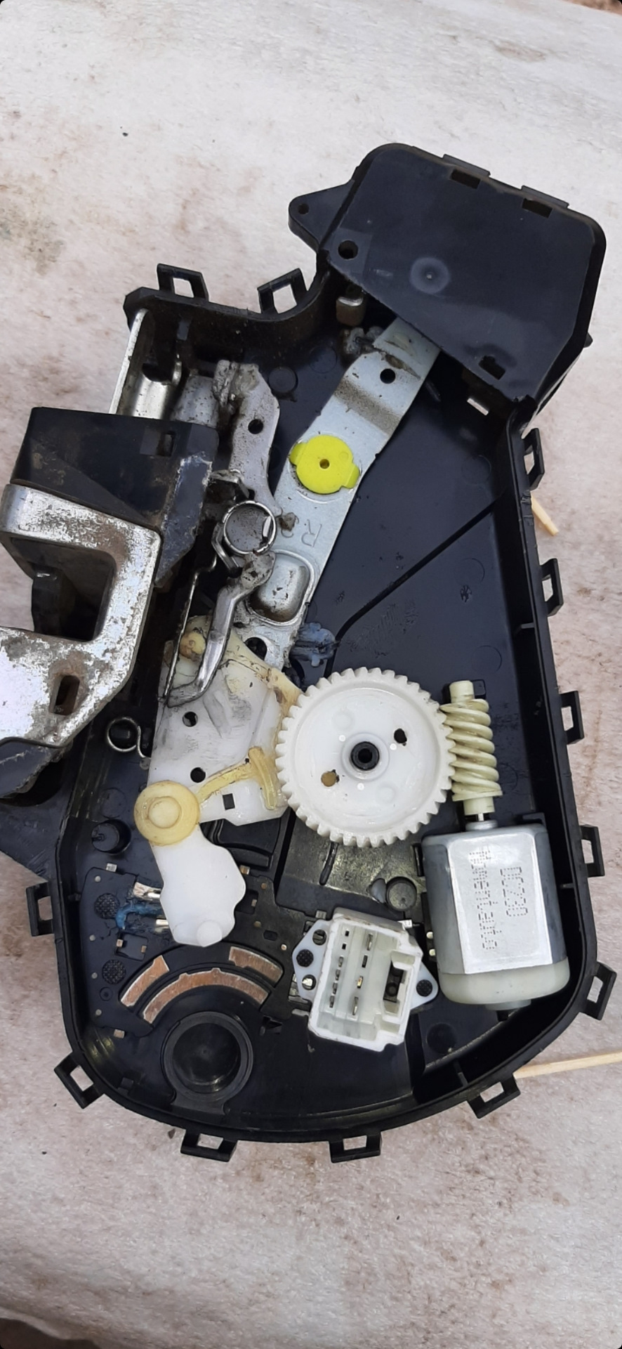 Замок двери багажника заклинило — Toyota RAV4 (III), 2 л, 2011 года ...