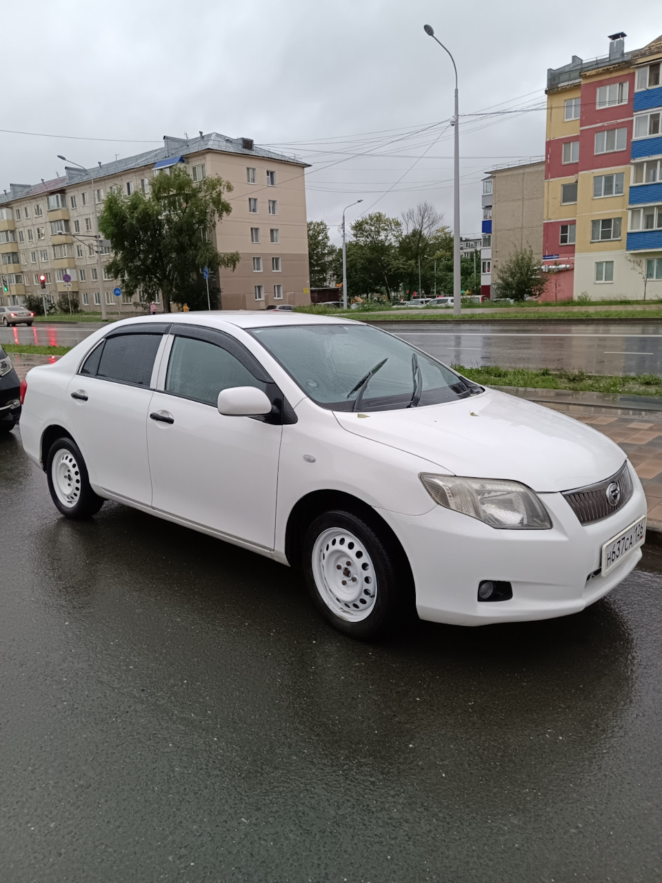 На белых штампах. Общий вид — Toyota Corolla Axio (E140), 1,5 л, 2009 года  | стайлинг | DRIVE2