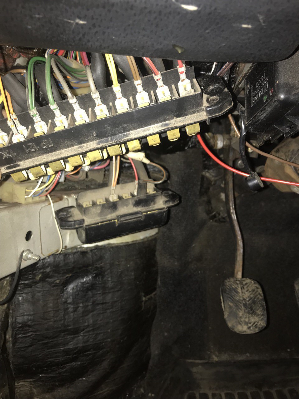 Переподключение музыки + блок предохранителей под флажки — Lada 2131, 1 ...