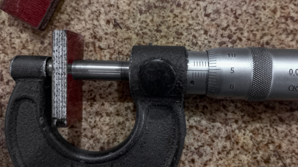 Толщина текстолита составляет не 6 мм, а 5,5 мм, что приводит к небольшому свободному движению лопаток. — Mitsubishi Pajero (1G)