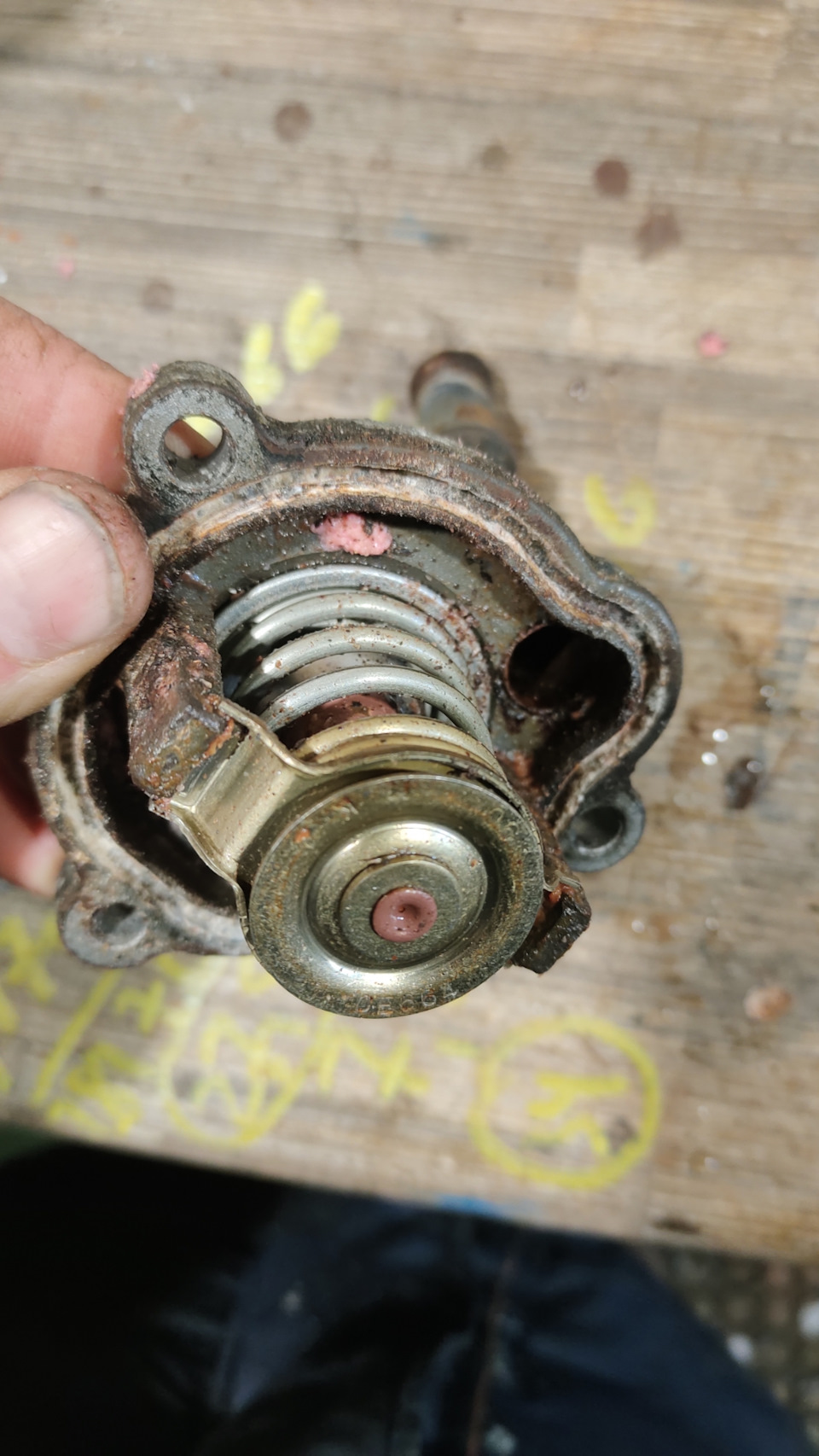 Старый конечно жесть, видимо стоял с первого дня как авто вышел с конвейера — SsangYong Actyon (2G)