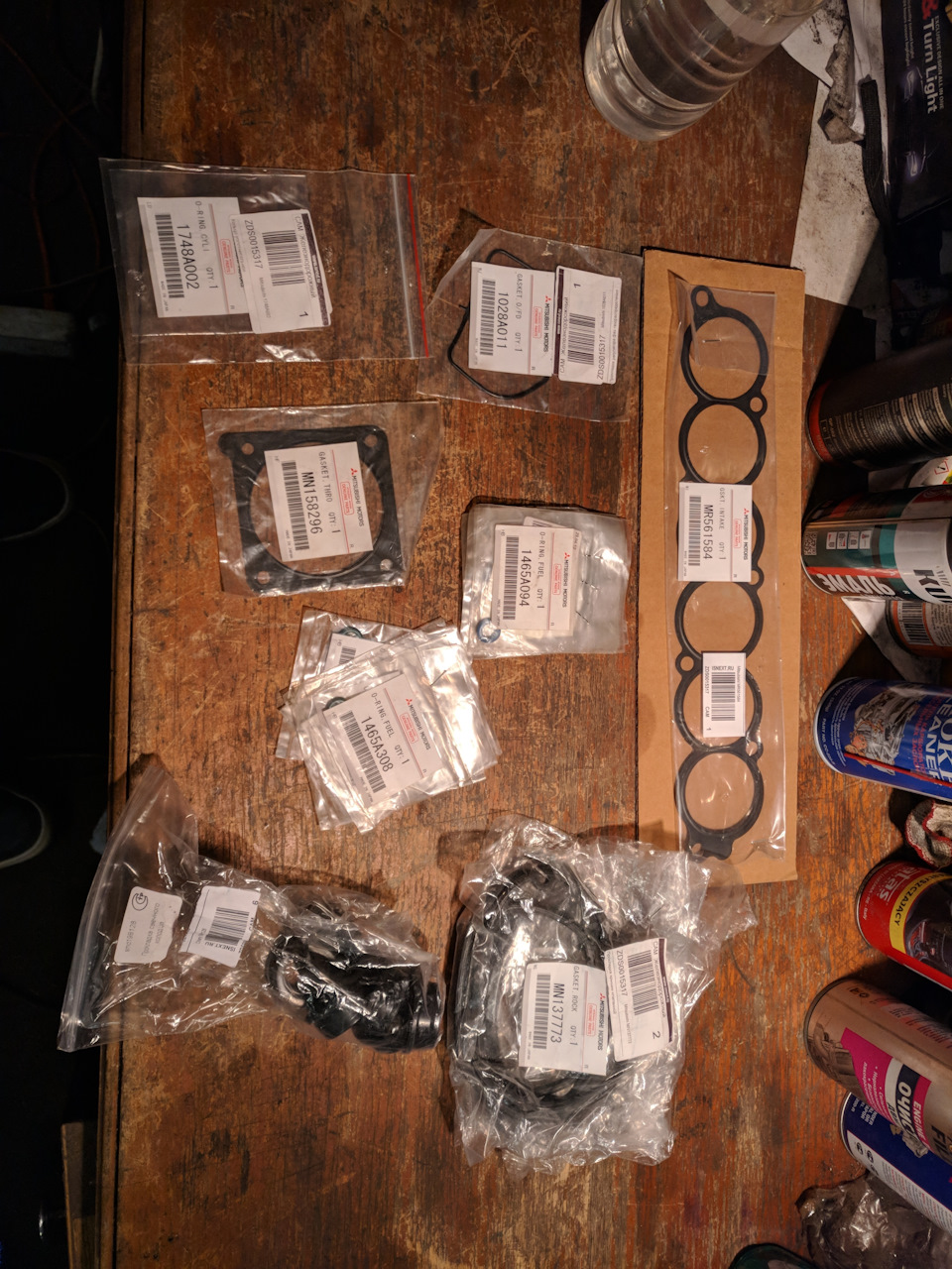 Запчастюлички. Еще у меня от предыдущего владельца остались колечки на форсунки, но их очередь на сей раз не дошла) в другой раз заморочусь форсунками. чесно говоря думаю что они чистые, т.к. по динамике мой паджерик едет даже чуть быстрее своих паспортных 10.8 сек — Mitsubishi Pajero (4G). Запчасти на фото: 1028A011, ORING, 1748A002, 1465A094, MN158296, 1465A308, MN137773