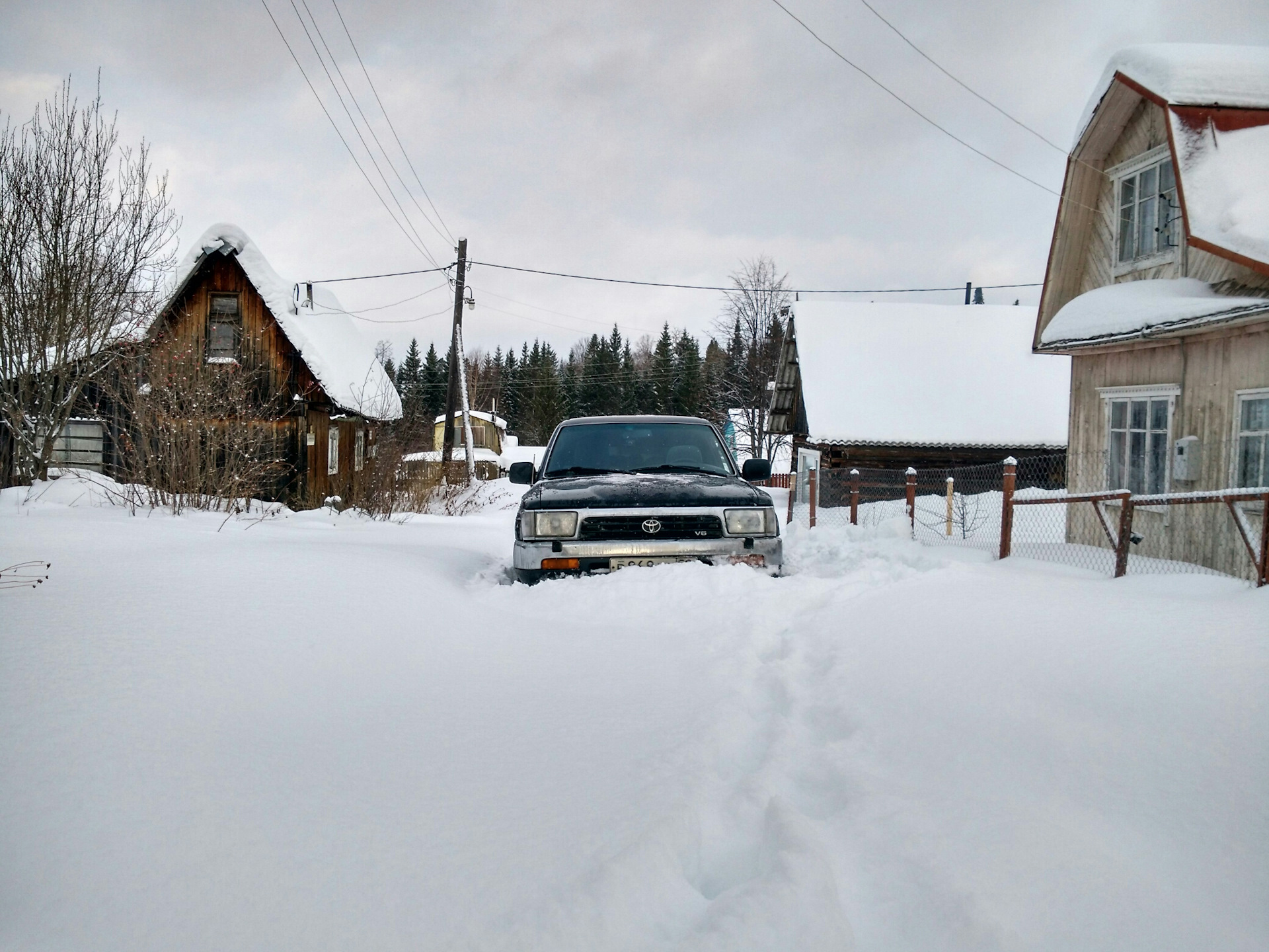Погода зиме иркутской области на 10 дней. Дорога на дачу зимой. Дача зима дорога расчищена. Фото дороги на даче зимой. Балшои чорни машина на дача зимой.