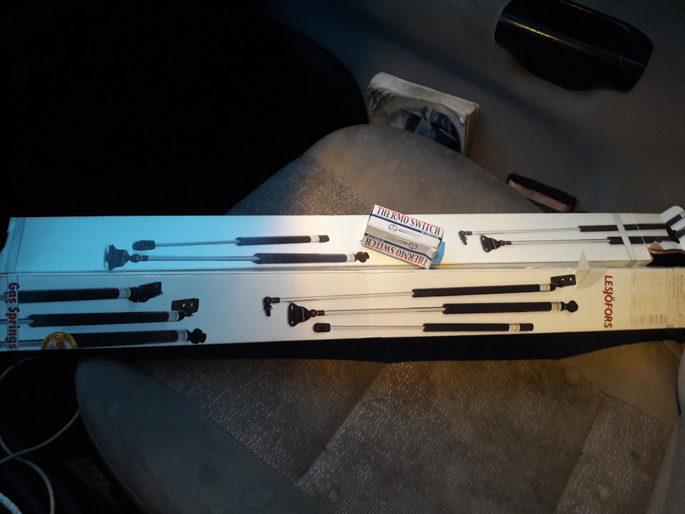 Замена газовых упор крышки багажника и датчика ОЖ — Mitsubishi Carisma ...