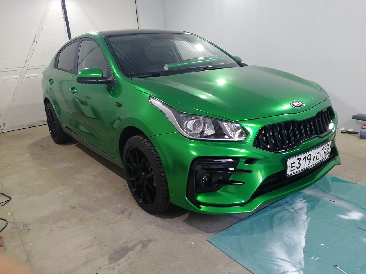 Kia Rio зеленая