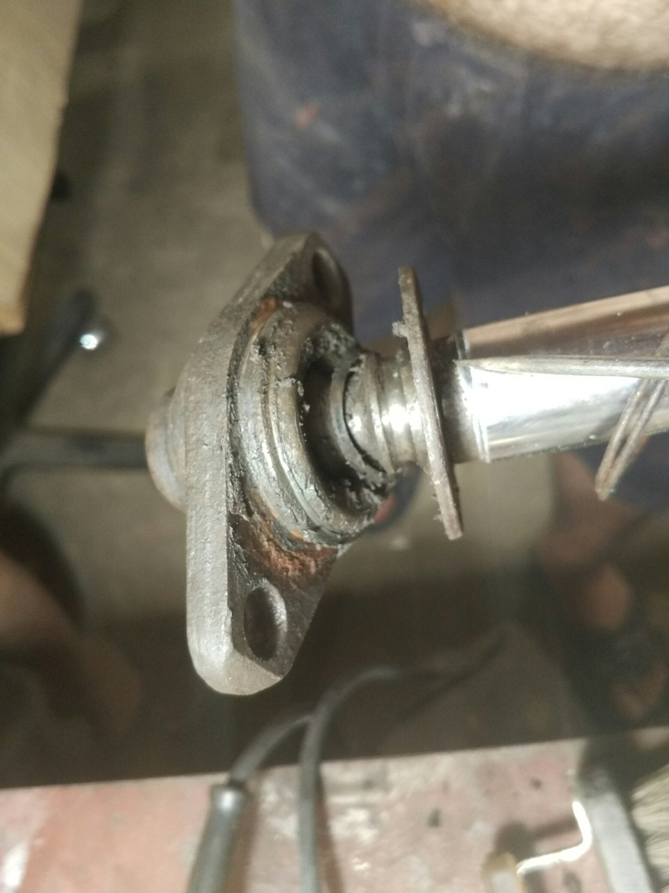 Как открутить шаровую от гидроамортизатора? — Mercedes-Benz W123, 3 л ...