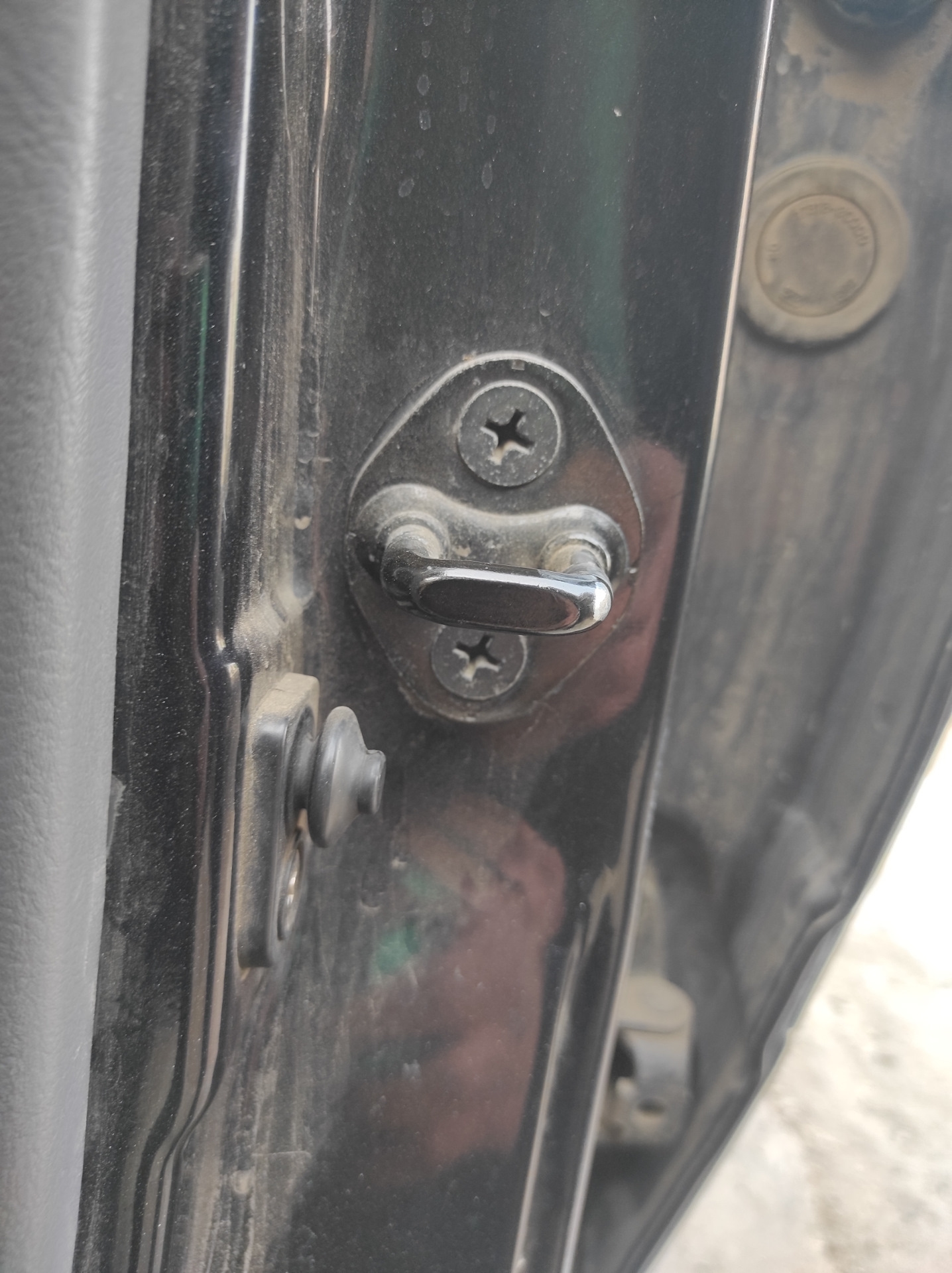 Дверь сильно хлопает. Заглушка замка двери. Не захлопывается дверь авто. Накладки для дверей автомобиля чтобы не хлопали. Заглушка чтобы дверь не хлопала на машине.