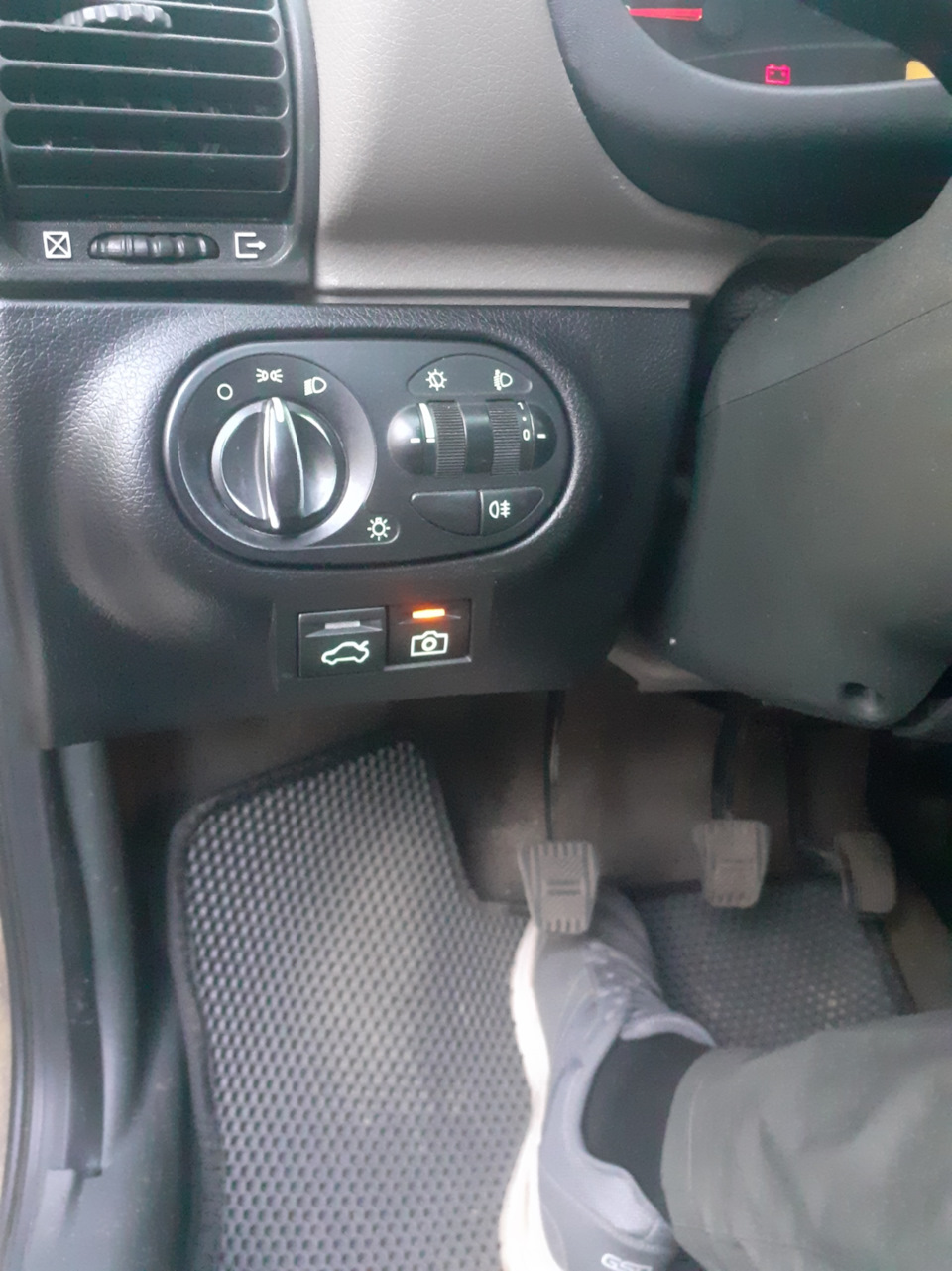 Крышка блока предохранителей — LADA Калина седан, 1,6 л., 2009 года ...