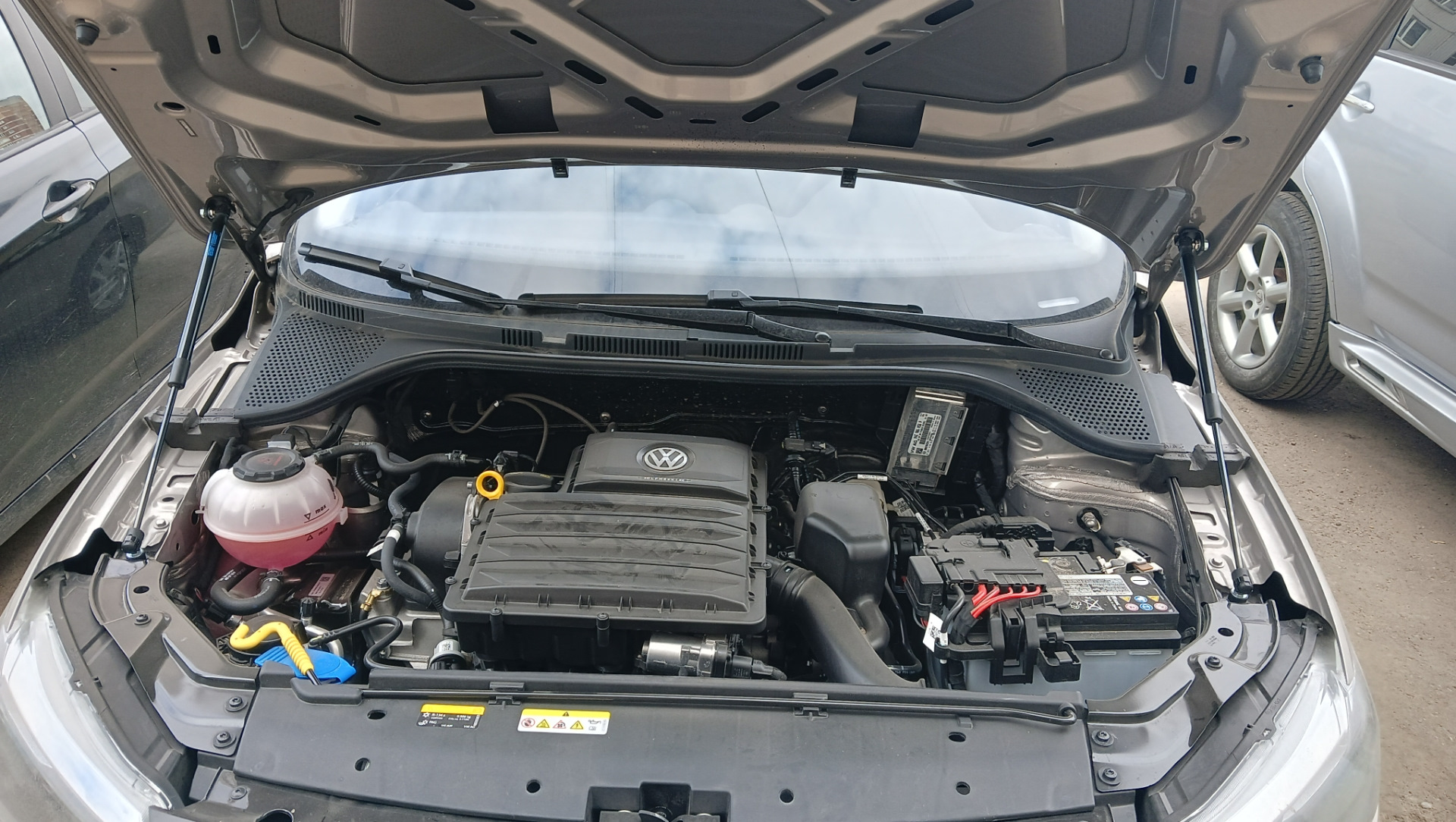 Установка газлифтов капота и переобувка. — Jetta VA3, 1,5 л, 2023 года ...