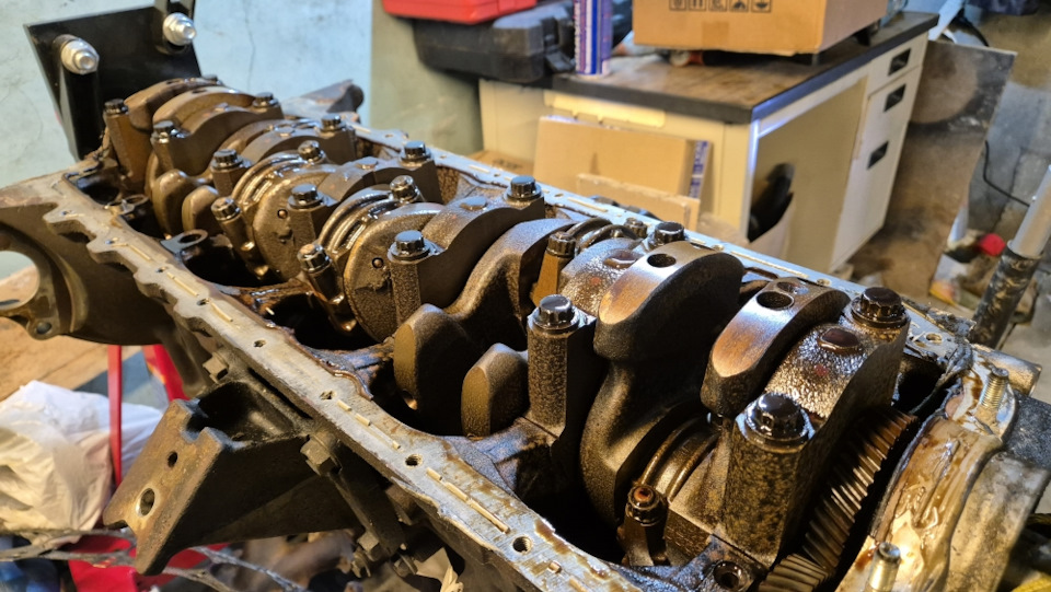 коренные бугеля. бугеля m272. бугеля коленвала т4 2,4. бугель блок гранта. коренные бугеля.