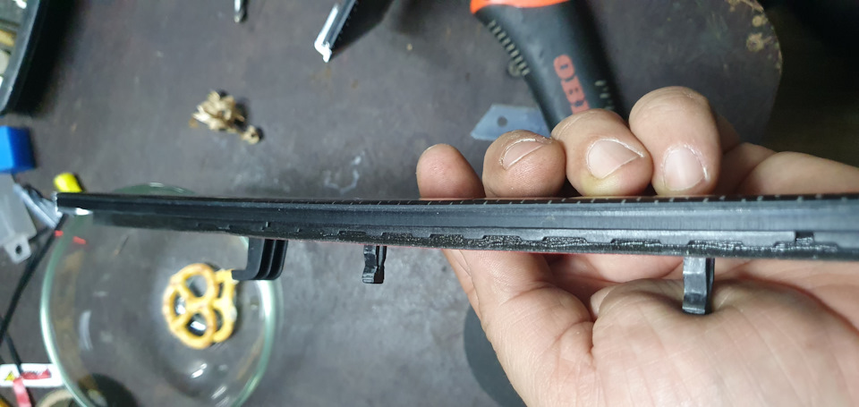 карбоновая накладка, как я думаю и все остальные с деревом, намного толще алюминиевых — Audi Q5 (1G)