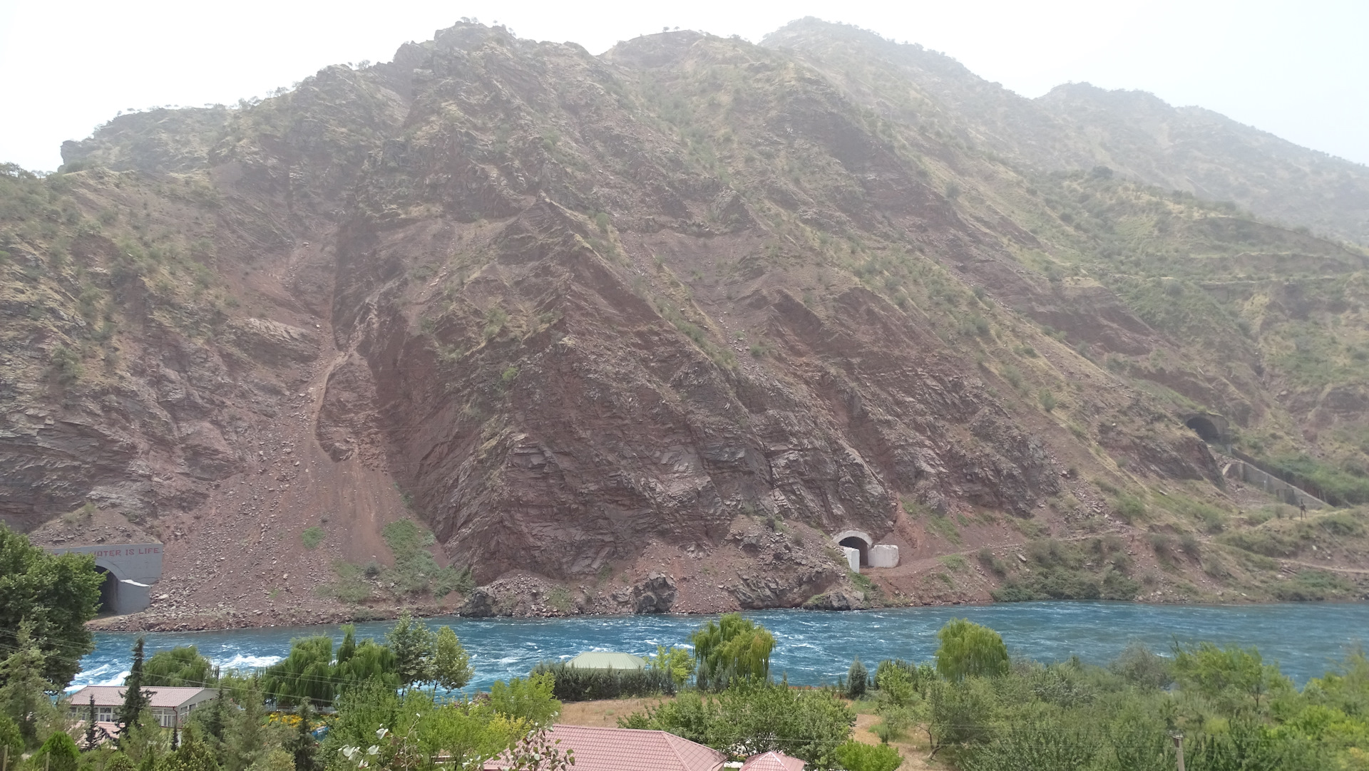 Погода вахш таджикистан на 10 дней. Река Вахш в Таджикистане. Дарваз Таджикистан. Хребет Дарваз Таджикистан. Озеро Вахш.