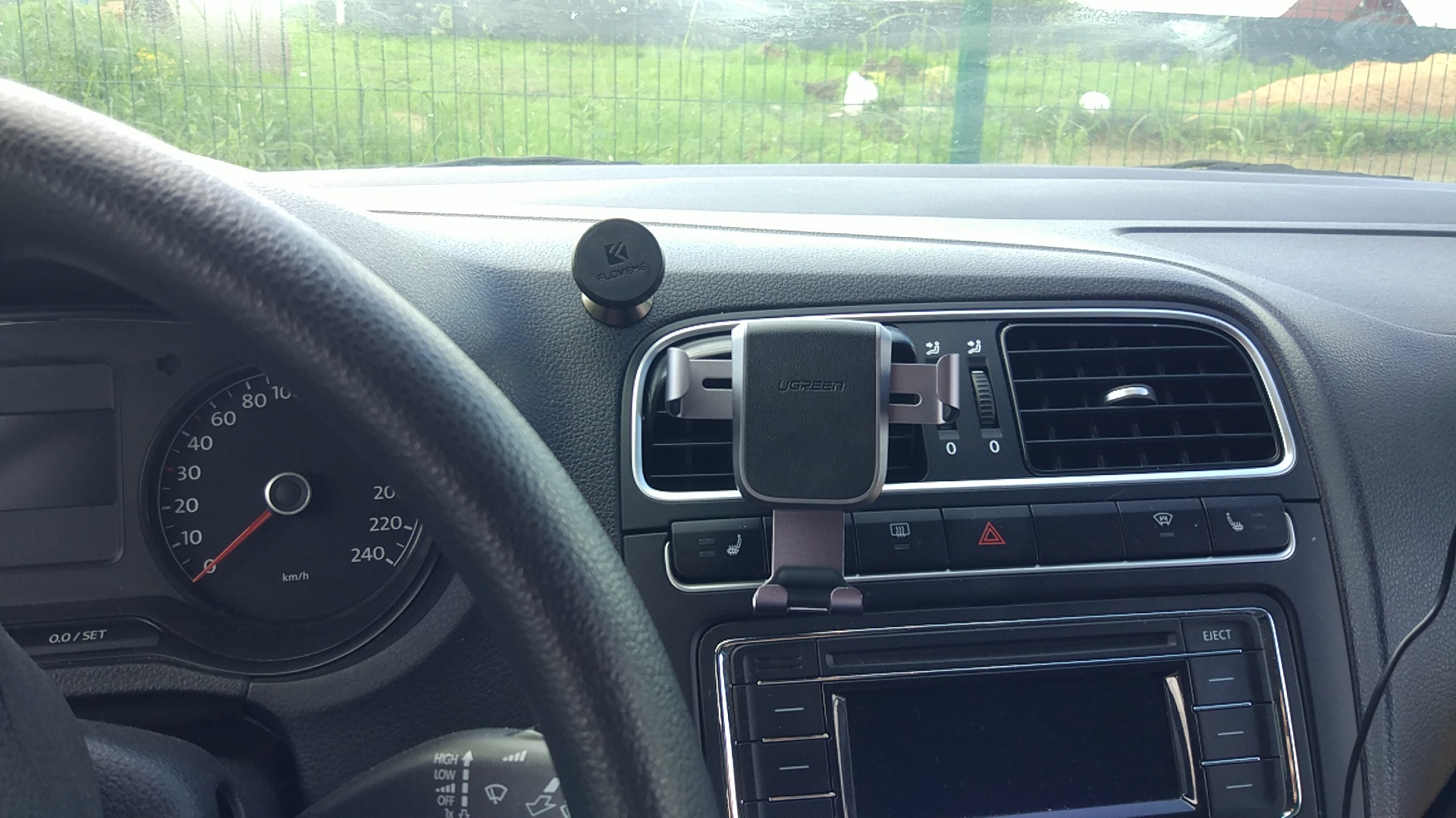 Держатель планшета polo sedan. Держатель телефона на фольксваген поло 2020. Держатель телефона поло. Магнитный держатель для телефона в поло седан. Держатели смартфона в поло седан.