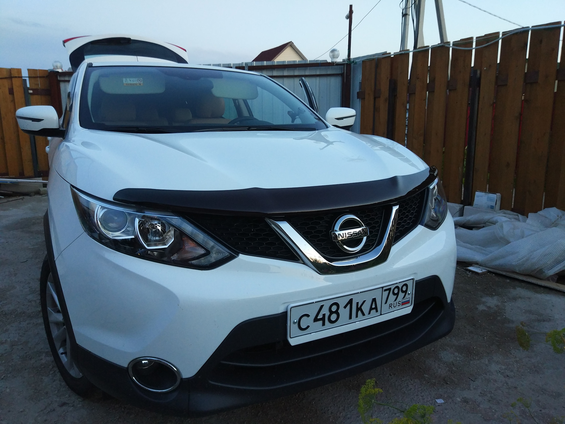 Дефлектор qashqai. Дефлектор капота Nissan j11. Дефлектор капота Кашкай j11. Дефлектор капота Ниссан Кашкай 2021. Nissan Qashqai 2022 дефлектор капота.