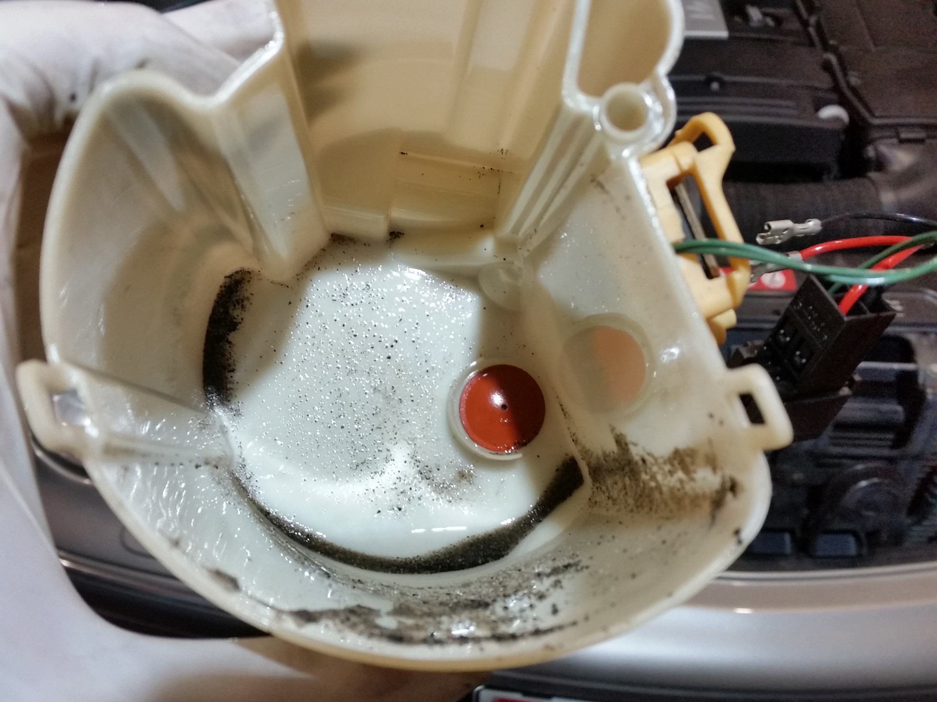 8. Стакан топливного насоса ваз 2110. Стакан топливный сн11265 perkins. Топливный стакан. Фильтр бензонасоса 16 клапанный.