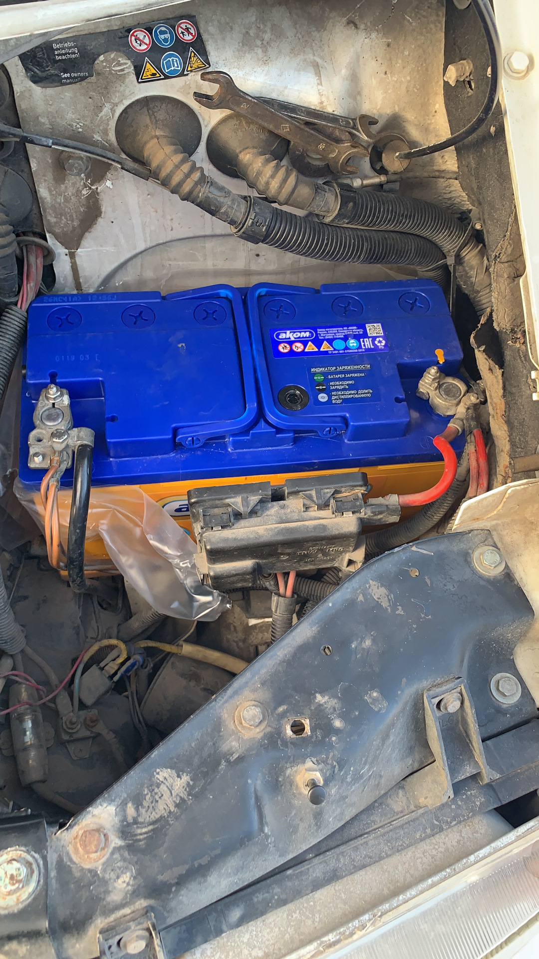 Аккумулятор на т 4. 4 дизель. Аккумулятор на т 4. Vw t4 акб. Акб фольксваген транспортер т4.