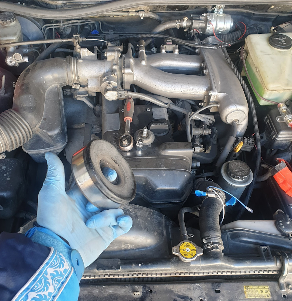 Замена подшипника натяжного ролика — Toyota Chaser (100), 2,5 л, 1998 ...