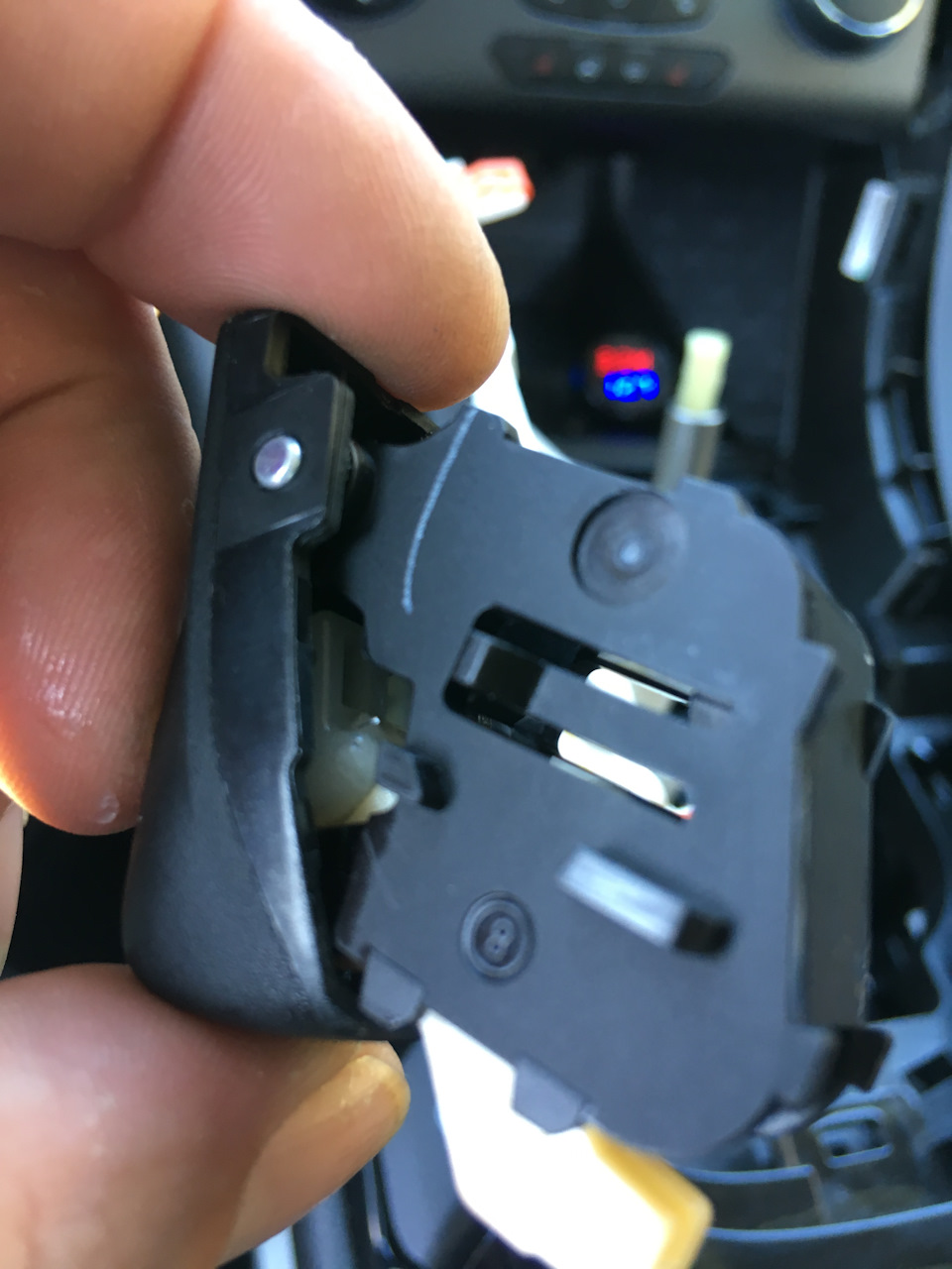 Клавиша-по одному зацепу с каждой стороны.Выдвигается вперед. — Ford Mondeo V