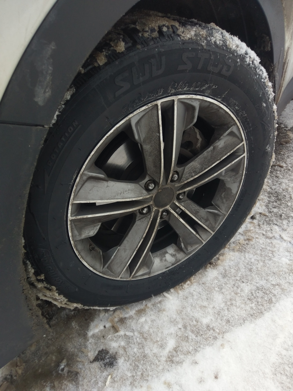 Зимняя резина санта фе. Резина на Хендай Санта Фе 2. Зимняя резина на Hyundai Santa Fe в Астрахани. Штатная резина хюндайь Санта Фе 1 поколения. Порванный зимний резина на Хендай Соната 2022 года.