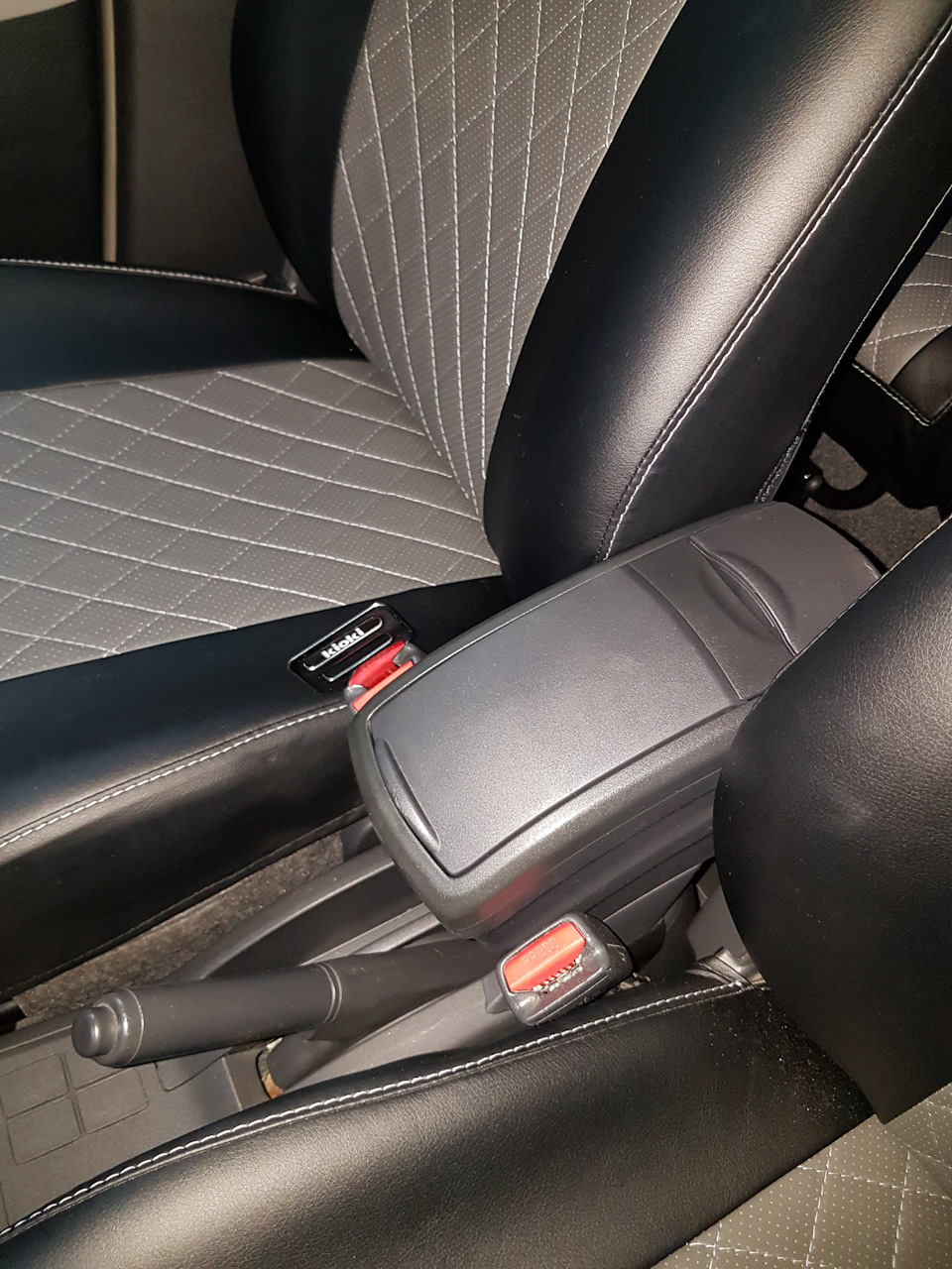 Оригинал подлокотник ! — Toyota Yaris (p2), 1,3 л, 2007 года | тюнинг ...
