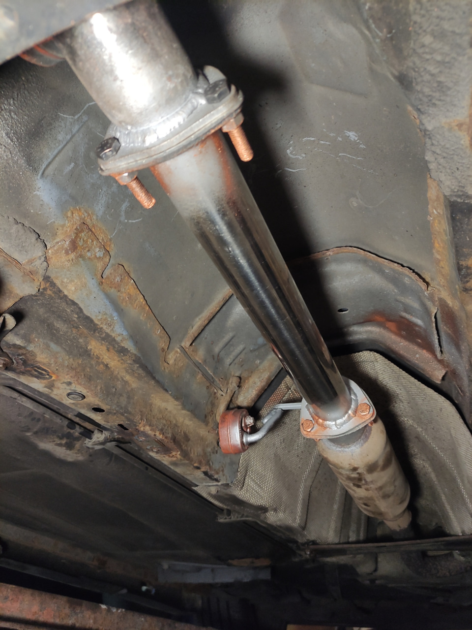 Сделали крепление для резинок, которых видимо давно не было. — Mazda 3 (1G) BK