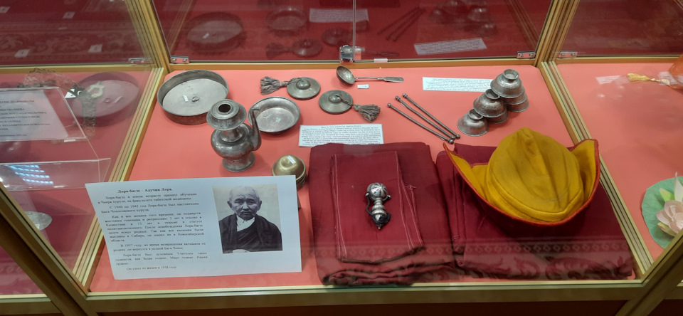 Личные вещи наиболее известных местных монахов. — Jeep Cherokee (KL)