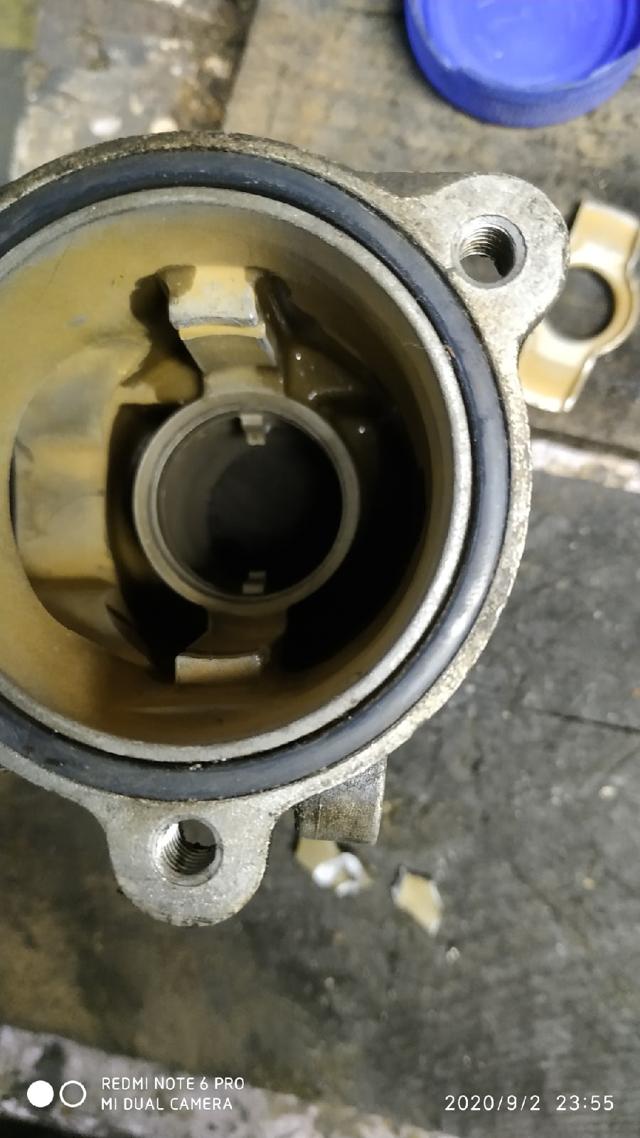 Выбил упор элемента в корпусе, дуга эдакая. В месте прилегания элемента промазал серым герметиком Феликс, так как он плотно не прилегал, после элемента сразу же идёт пружина, которую нужно растянуть посильнее и крышка. больше ничего не нужно) кроме, как выбрать сторону термовставки такую, где больше проход жидкости будет — она не симметрична — Lada Granta