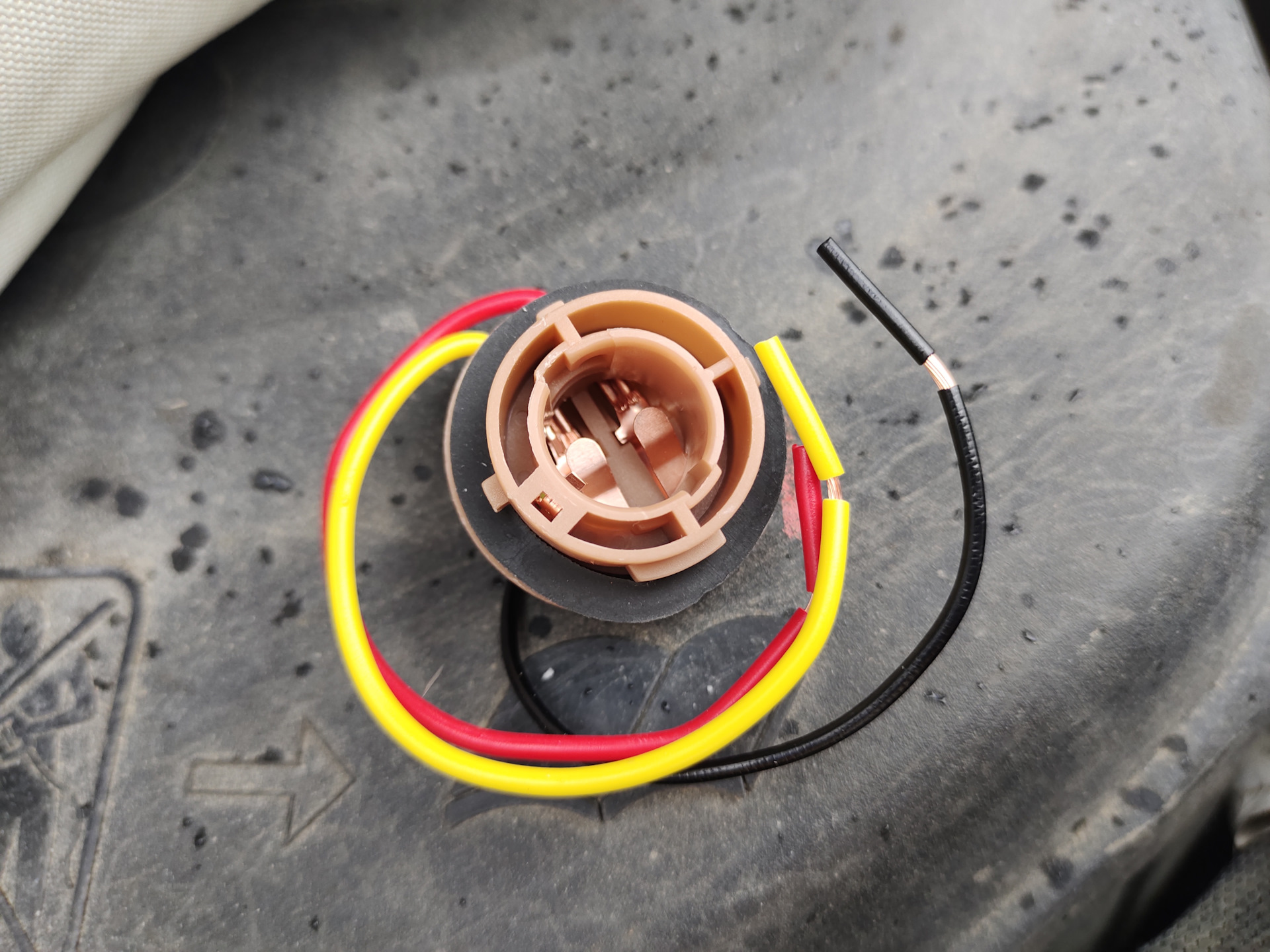 Замена патрона габаритных огней в фаре — Citroen C4 (2G), 1,6 л, 2012 ...