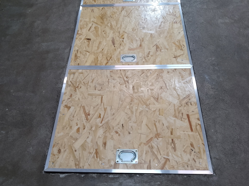 Щиты легли плотненько на уровне пола. Вес одного щита около 15-16 кг, что вполне подъёмно… — Ford Transit (3G)