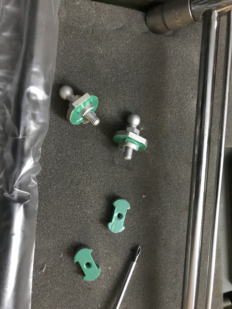 Болт крепления амортизатора задней двери