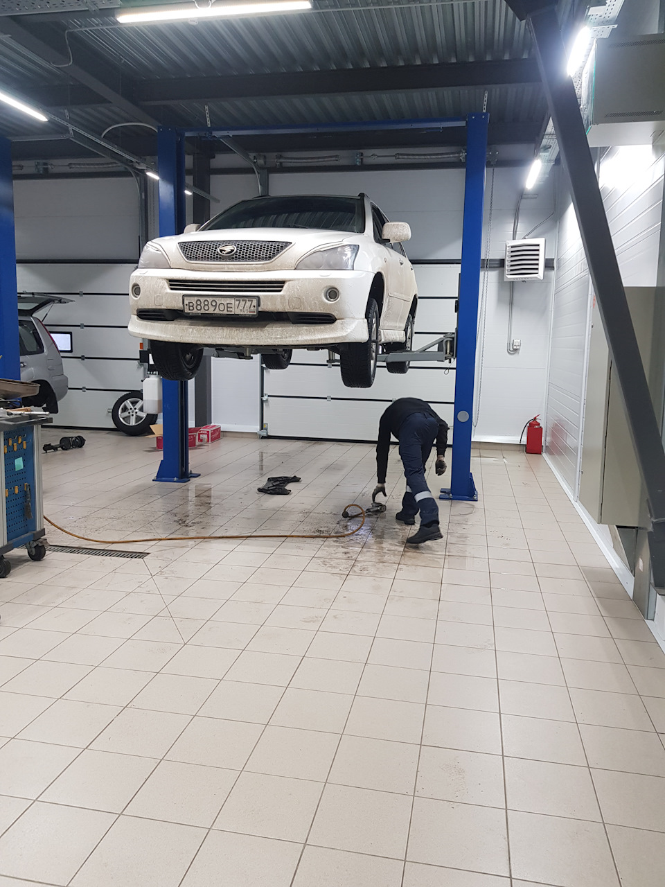 Передние рычаги, замена сайлентблока на Daihatsu — Lexus RX 400h (2G ...